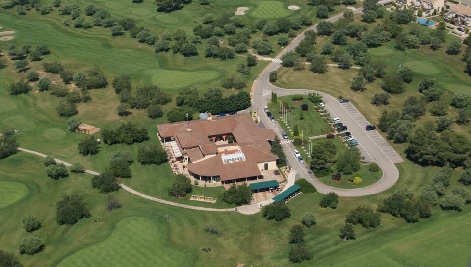 Aerial view of Panorámica Golf: clubhouse, course and olive trees